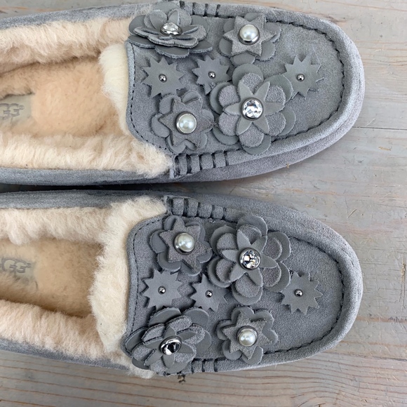 UGG Ansley petal FLOWERS BLING SLIPPERS NIB - Picture 2 of 8